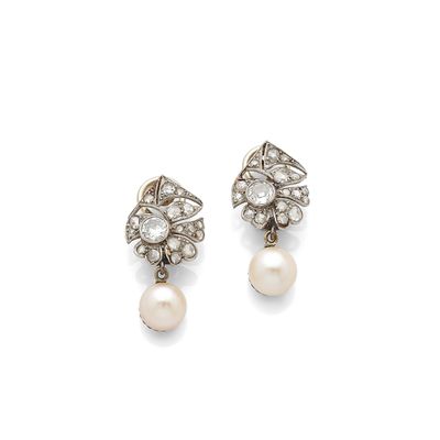 une image d'une paire de boucles d'oreilles en perles et diamants