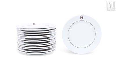 une pile d'assiettes et un porte-assiettes sur fond blanc
