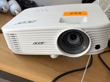 une photo d'un projecteur posé sur une table en bois