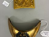 deux œuvres d'art accrochées au mur et portant des inscriptions
