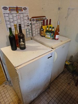 un petit réfrigérateur sur lequel sont posées des bouteilles de bière