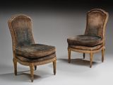 paire de chaises anciennes avec des assises rembourrées
