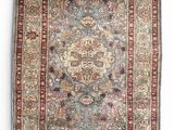 un tapis à franges accroché au mur