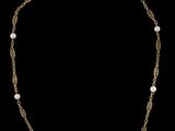 un collier en or avec des perles et une chaîne