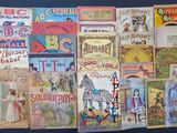 de nombreux livres anciens pour enfants exposés sur une table