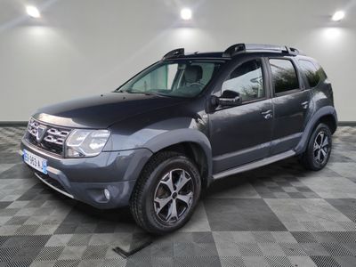 une photo d'un SUV gris garé dans un garage