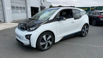 une photo d'une BMW i3 blanche garée sur un parking