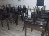 plusieurs chaises placées au milieu d'une pièce