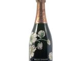 une image représentant une bouteille de champagne ornée d'un motif floral