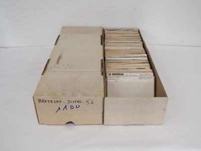 une boîte de vieux disques posée sur une table