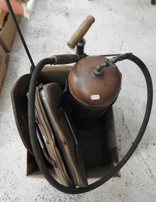 une caisse contenant un bidon d'essence et un tuyau qui y est raccordé
