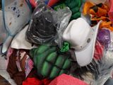 un tas de vêtements et de chapeaux dans un sac en plastique