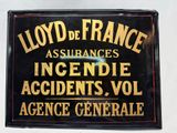 une enseigne indiquant « Lloyd de France Assurances Incendie, Accidents, Vol – Agente Générale »