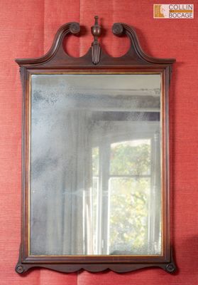 un miroir accroché au mur d'une pièce