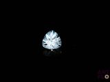 gros plan d'un diamant blanc sur une surface noire