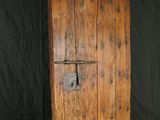 une vieille porte en bois avec un cadenas sur fond noir