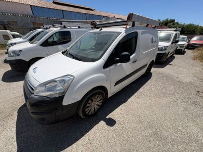 la camionnette blanche est garée dans le parking à côté d'autres véhicules