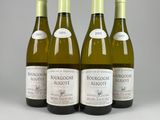 trois bouteilles de vin blanc posées les unes à côté des autres sur une table