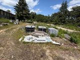 beaucoup de déchets au milieu d'un champ