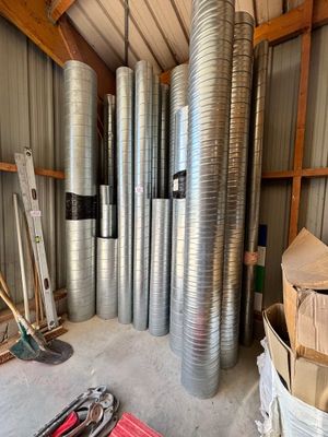 une pièce où se trouvent de nombreux conduits et outils