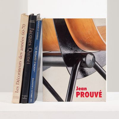 deux livres posés côte à côte sur une étagère