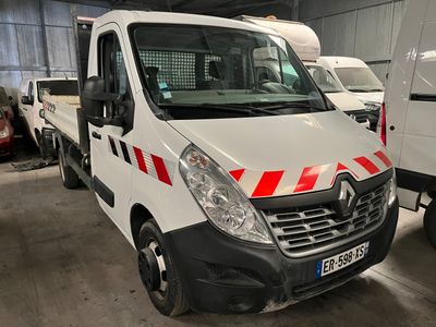 une camionnette blanche à rayures rouges garée dans un garage