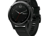 La Garmin est une montre connectée dotée d'un bracelet noir et d'une trotteuse rouge