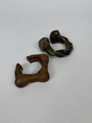 deux morceaux de bois sont posés l'un à côté de l'autre sur une surface blanche