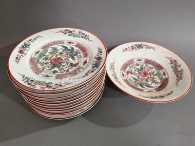 Lot de 11 assiettes en porcelaine à décor de fleurs