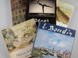 quatre cartes postales représentant des tableaux d'une femme effectuant une posture de yoga sur une plage