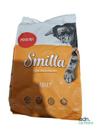 un sac de nourriture pour chat posé sur une table
