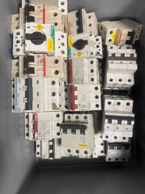 une boîte remplie de matériel électrique qui se trouve dans la boîte