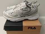 des chaussures Fila dans une boîte posée sur une table