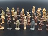 un grand nombre de figurines posées sur une table