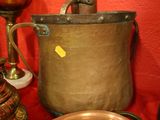 une grande casserole en métal posée sur une table à côté d'une lampe