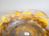 un vase jaune et marron posé sur une table