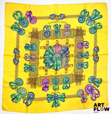une image représentant une écharpe jaune ornée d'un motif de fleurs et de papillons