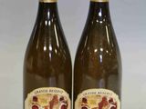 deux bouteilles de vin posées sur une table