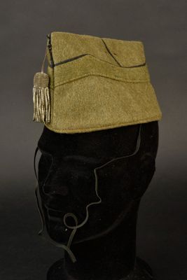 une image représentant un chapeau posé sur une tête de mannequin