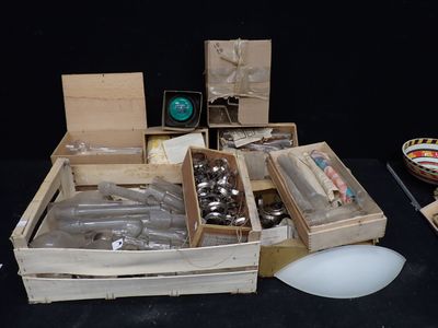 un grand nombre d'objets posés sur une table