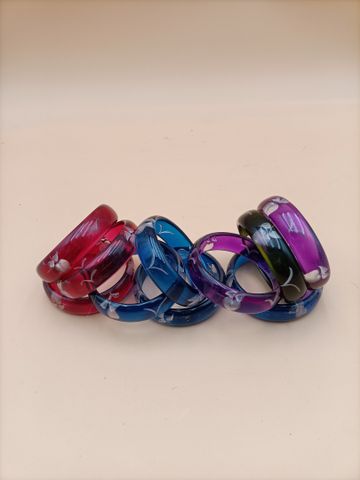 VINTAGE – Ensemble comprenant 10 bracelets à décor de pommes, poi