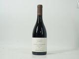 une bouteille de vin posée sur une table