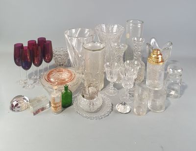 beaucoup d'objets en verre qui se trouvent sur la table