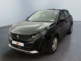 La voiture noire est garée dans la pièce vide de l'immeuble.