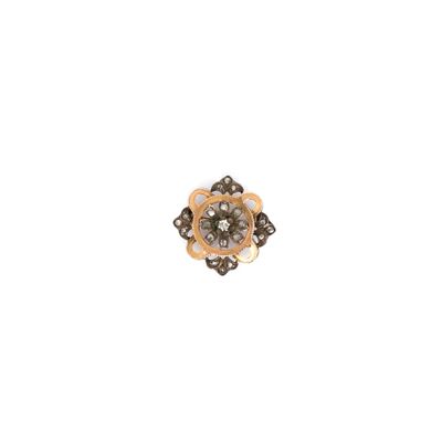Gros plan sur une bague ornée d'une fleur