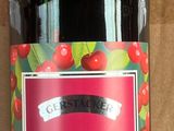 une bouteille de vin posée sur une table