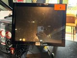 un téléviseur posé sur un bureau dans une pièce