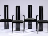 trois chaises noires, dont les assises sont recouvertes de cuir noir, sont disposées côte à côte