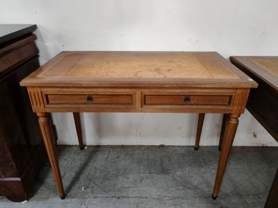 l'image d'un bureau en bois surmonté de deux tiroirs