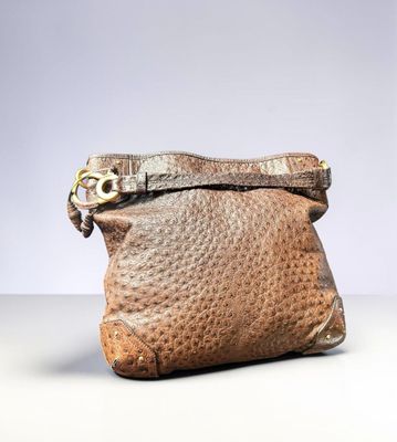 une photo d'un sac à main marron posé sur une table